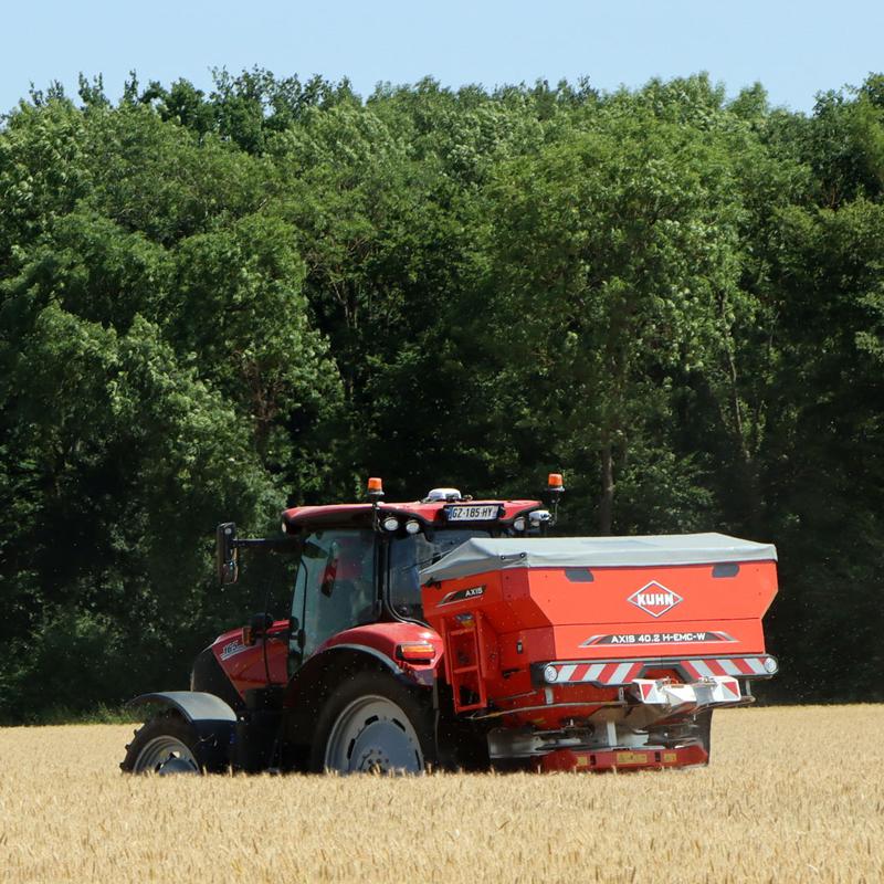 semis de couvert à la volée avec un épandeur Kuhn